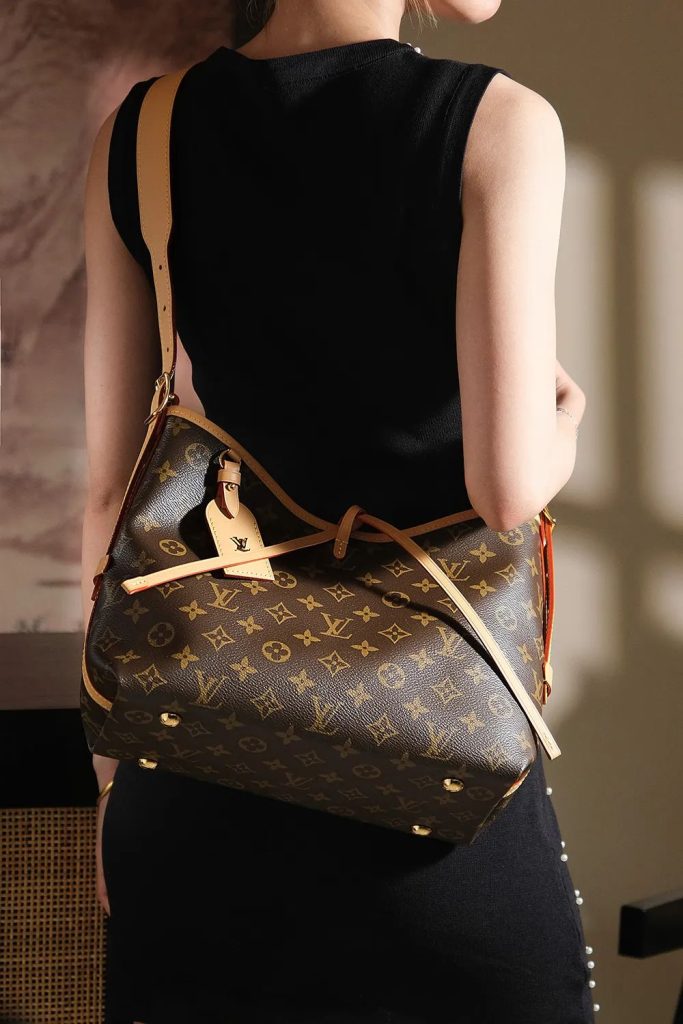 How to Choose the Size of LV Carryall