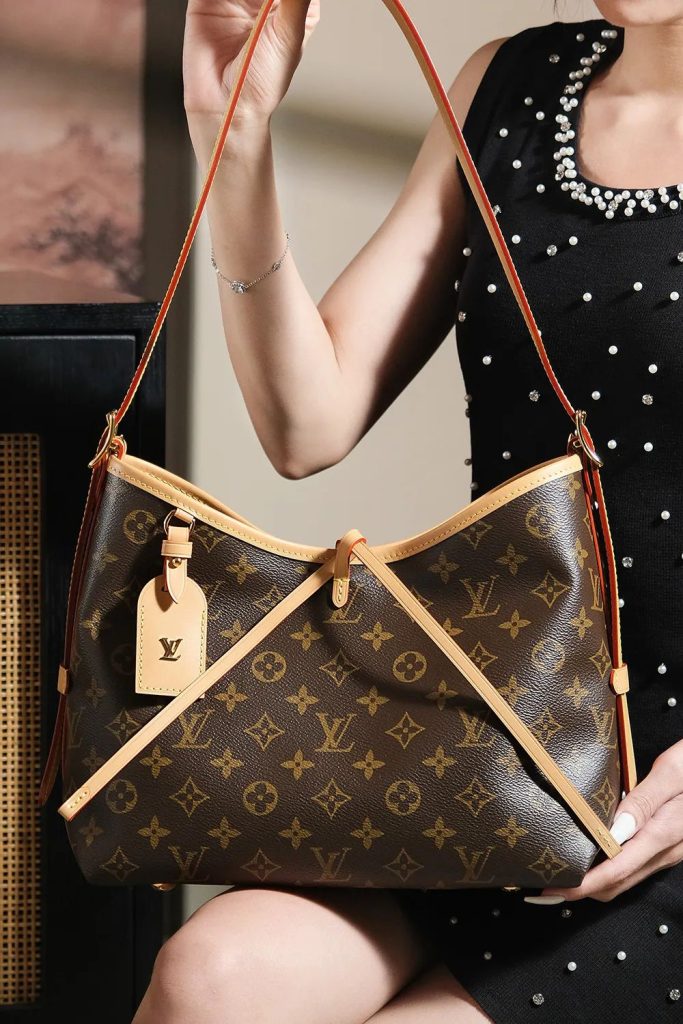 How to Choose the Size of LV Carryall