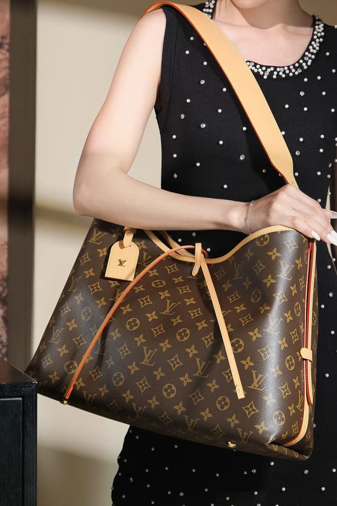 How to Choose the Size of LV Carryall